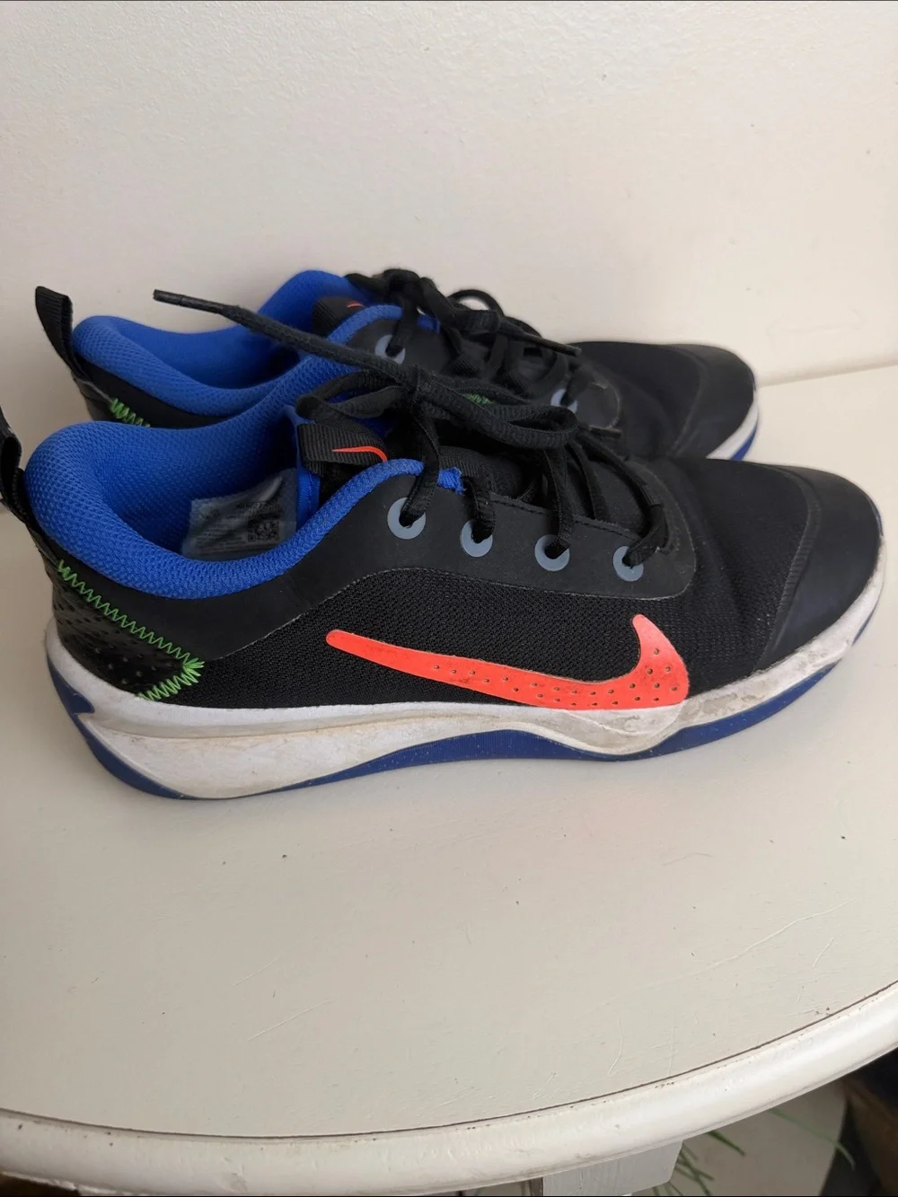 (2291) Nike Omni Multi Court GS Sneakers w/ hyper orange swoosh Size: 6.5Y